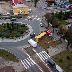 Przewrócona ciężarówka na rondzie we Włoszakowicach