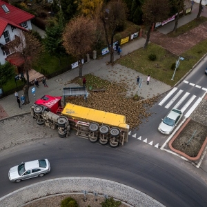 Przewrócona ciężarówka na rondzie we Włoszakowicach
